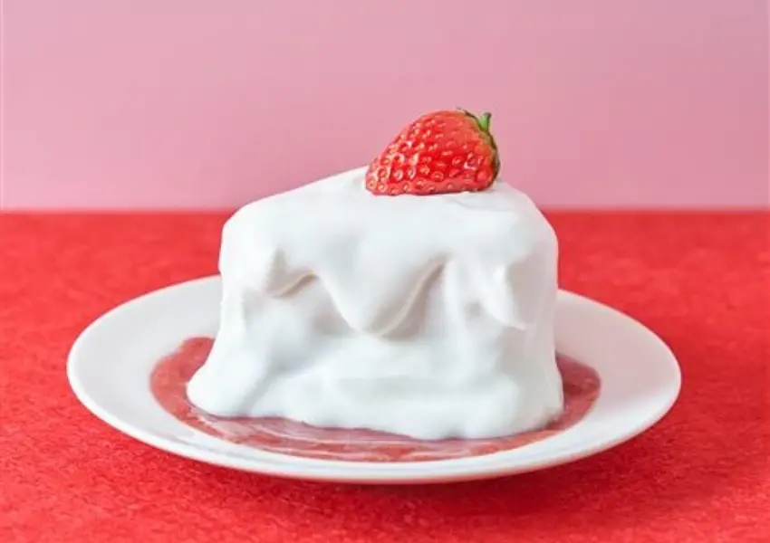 ▲剛出爐的鬆軟蛋糕體，淋上滑順到不行的甜美鮮奶油，再鋪滿新鮮草莓，那種入口即化的綿密感只有現場吃得到。