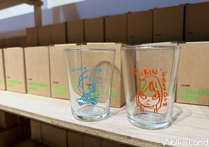 ▲華山奈良美智特展周邊必買!台灣特展玻璃杯有6款不同造型的小女孩設計。(攝影:鄭亦庭)