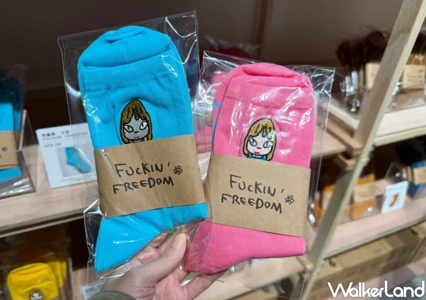 ▲華山奈良美智特展周邊必買!印有奈良美智小女孩造型的針織襪、電繡襪。(攝影:鄭亦庭)