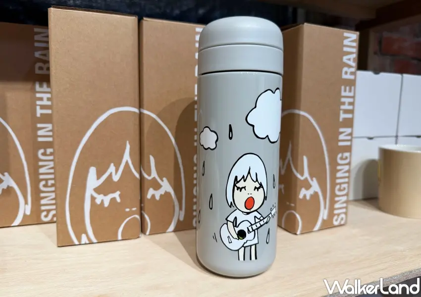 ▲奈良美智特展商店販售保溫杯、馬克杯、側背包、購物袋等實用周邊。(攝影:鄭亦庭)