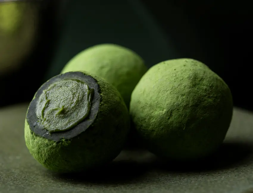 ▲這款巧克力使用嚴選抹茶製作出濃郁的抹茶巧克力外殼與甘納許內餡，搭配來自京都伏見的純米大吟釀清酒。