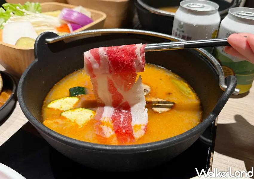 ▲▲雞湯大叔季節限定「鄉村風獵人燉雞湯」一樣是採用雙主餐形式呈現,鍋底中有雞排塊。(攝影:鄭雅之)