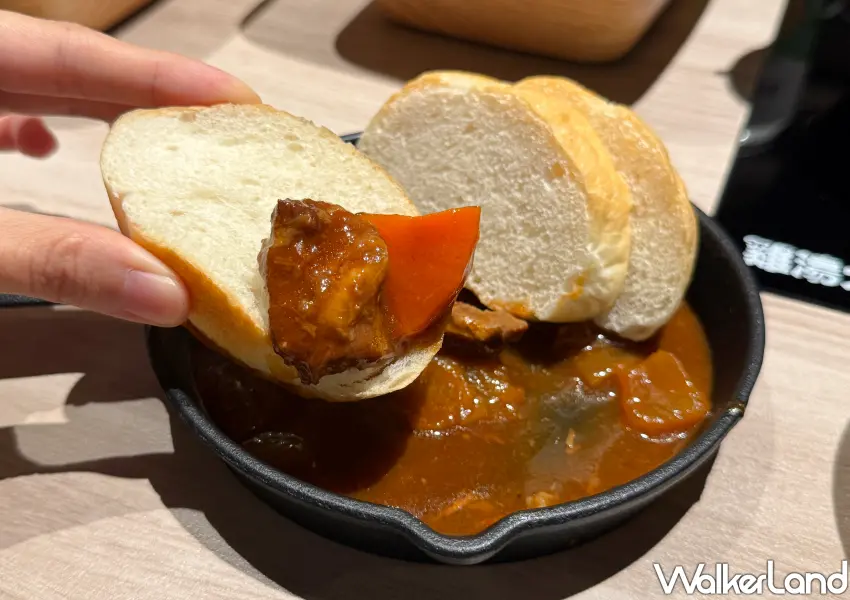 ▲▲雞湯大叔不只有火鍋,附餐「慢燉紅酒牛肉佐軟法」也很值得一次。(攝影:鄭雅之)