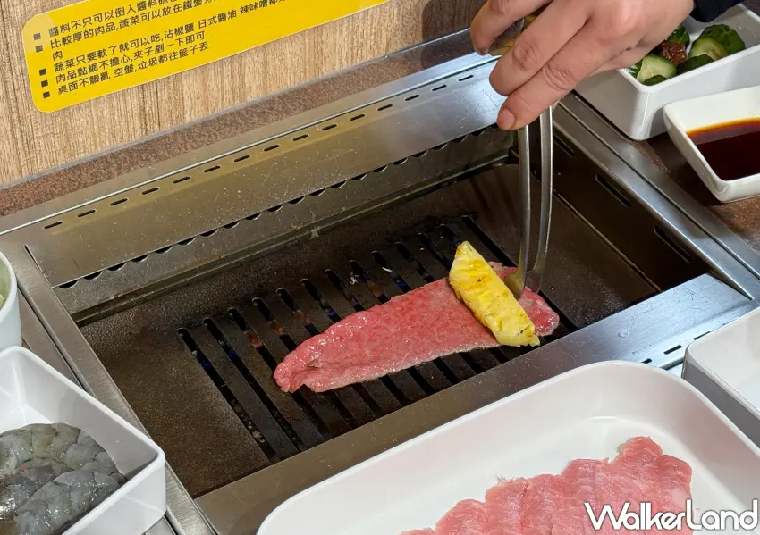 ▲店員桌邊服務的日本A5和牛搭烤鳳梨創意吃法推薦必點。(攝影：鄭雅之)