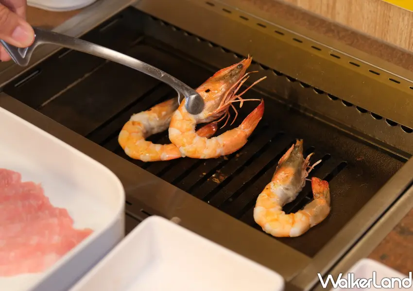 ▲燒肉Lab白蝦貼心先撥好蝦殼，讓大家方便品嚐。(攝影：鄭雅之)