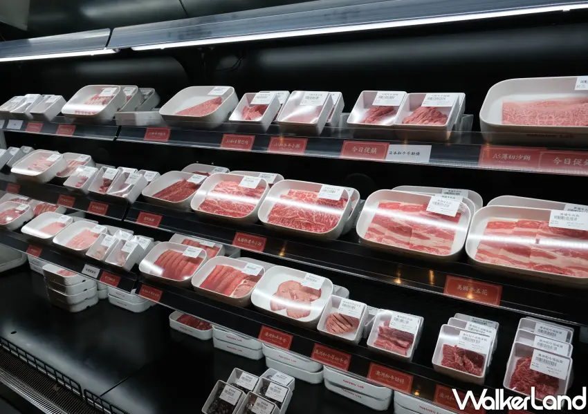 ▲整排開放式低溫保鮮冰櫃，顛覆以往翻菜單點肉的用餐方式。(攝影：鄭雅之)