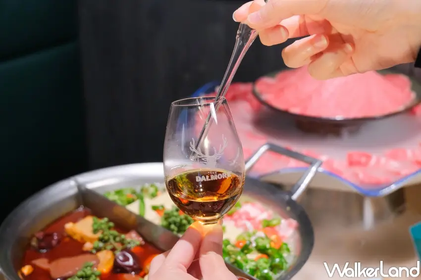 ▲青花驕攜手The Dalmore大摩，推出驕韻品酩三享式，讓麻辣鍋多了威士忌搭餐層次。（攝影：張人尹）
