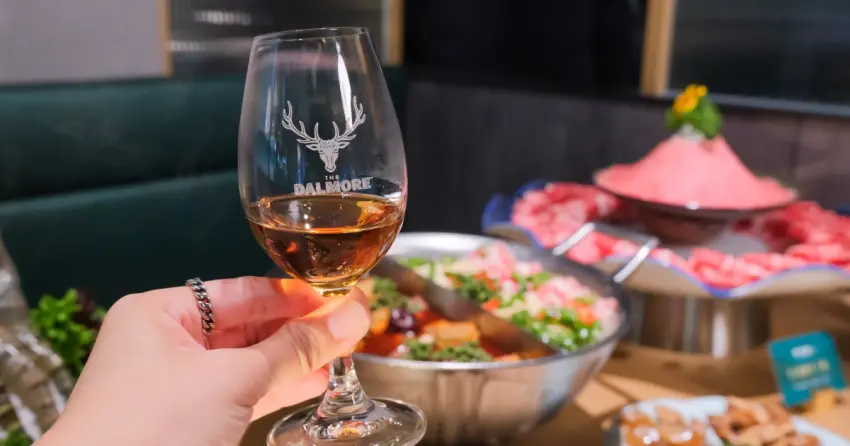 威士忌尬麻辣鍋！王品青花驕進駐信義A11，大摩威士忌麻辣鍋 威士忌冰淇淋必吃。