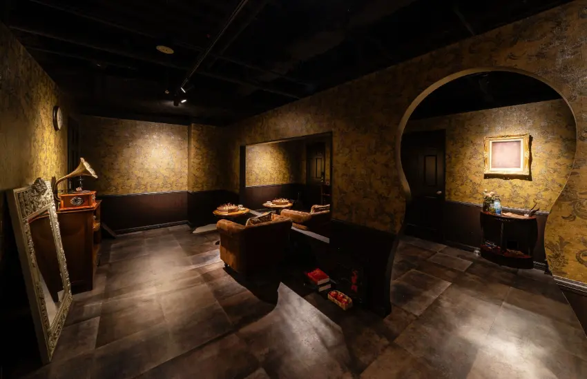 ▲被魔女施了魔法的房間,現實世界與鏡中世界交織混雜,分不清哪個才是真實。