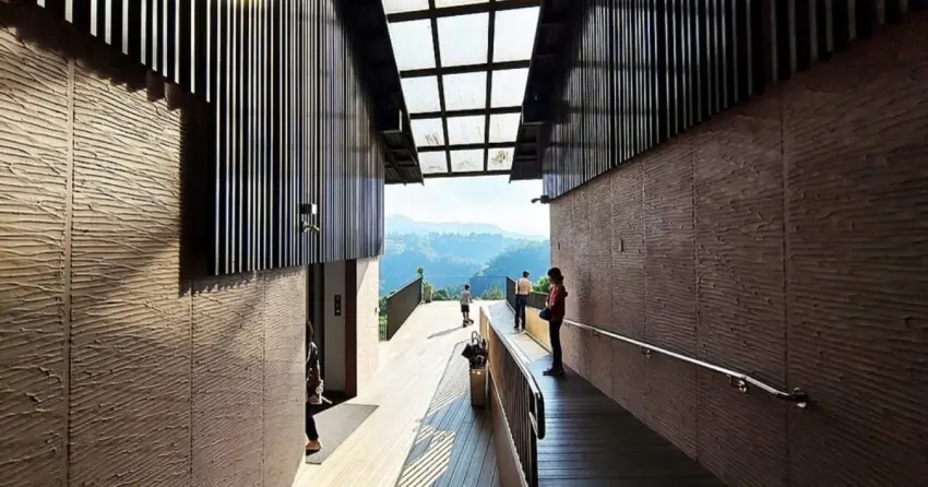 ▲「鹿篙咖啡莊園」獨特的通透長廊設計，將南投的藍天白雲與連綿群山完美收藏，每個角度都充滿設計感。