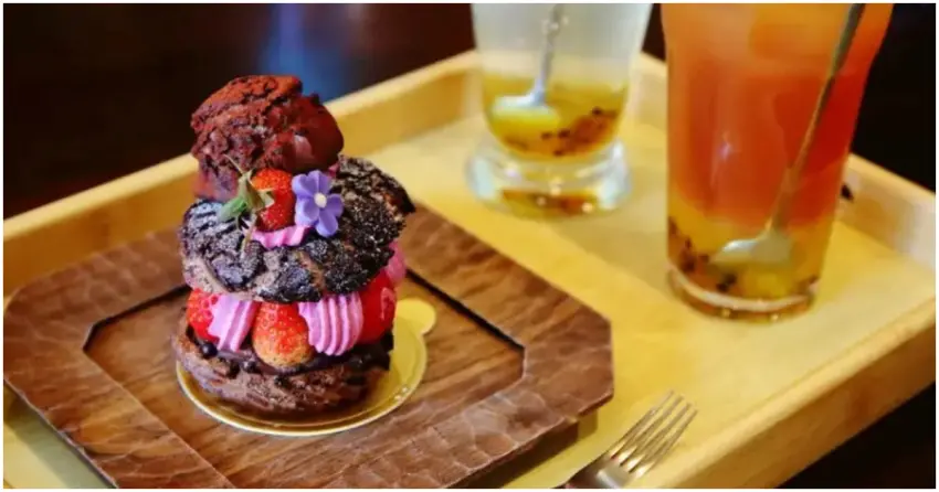 ▲草莓控必點的招牌泡芙！「 茱諾法式甜點」將濃郁巧克力與酸甜草莓完美融合，不只外型吸睛，每一口更是甜而不膩的高級滋味。