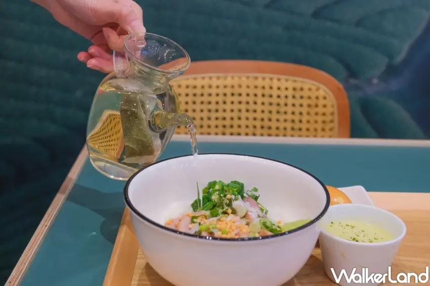 ▲倒入精選台灣熱茶是台灣茶泡飯的關鍵步驟,七三茶堂讓茶湯成為風味亮點。(攝影:張人尹)