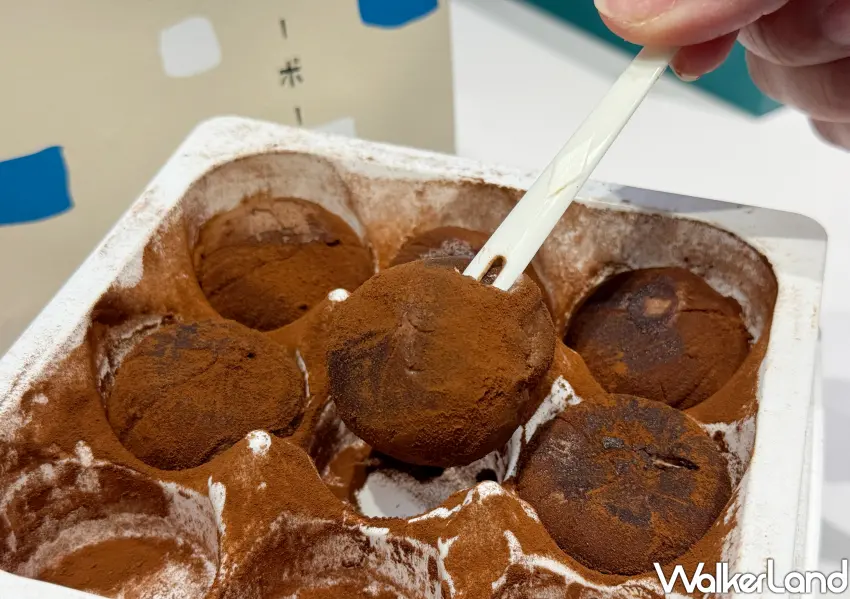 ▲入口即化「SNOWBALL 松露可可球」內餡為放牧牛乳鮮奶油，外層裹上生巧克力粉。(攝影：鄭雅之)