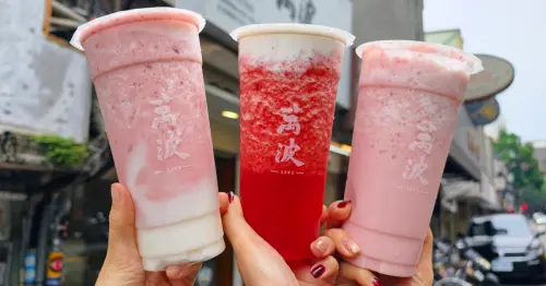 萬波草莓歐蕾回歸！全新米麻糬草莓歐蕾領軍，3款萬波草莓飲料要喝。