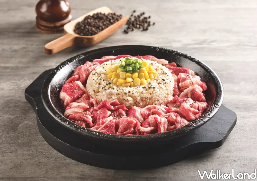 ▲胡椒廚房招牌「胡椒廚房胡椒牛肉飯」在鐵板上滋滋作響，在DIY拌炒就是許多人的經典回憶。