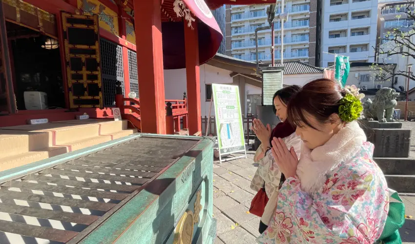 ▲讓參加者同時體驗江戶文化和歷史，這次活動的人力車配有淺草名勝七福神的福笹、背面有大型金色扇。資深車夫也會提供導覽，帶領你前往9間寺社。