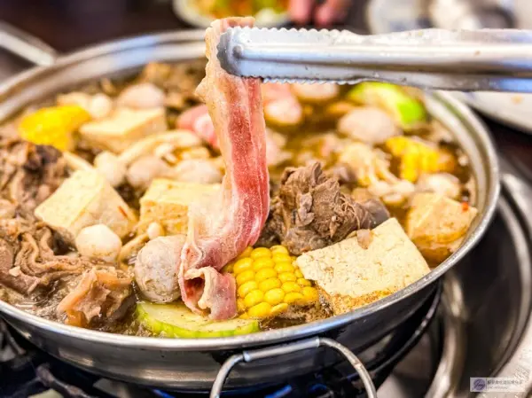 ▲桃園羊肉爐吃到飽推薦！一鍋羊肉580元吃到飽，超過50種配料、肉類隨你吃。