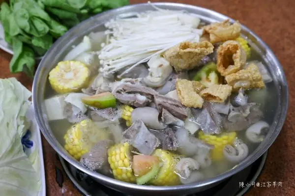 ▲最難訂位桃園羊肉爐必吃！江家羊肉主打清燉薑絲羊肉爐蒜涮上溫體羊肉片。