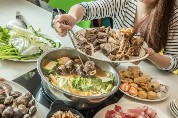 ▲桃園羊肉爐吃到飽推薦！羊老大羊肉爐吃到飽，肉類、海鮮、鴨血臭豆腐、飲料、甜點全都吃到飽。