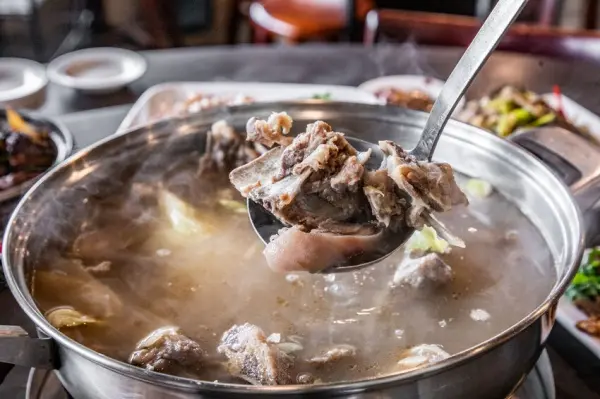 ▲桃園羊肉爐推薦！阿忠溫體羊肉店每天直送雲林羊肉。