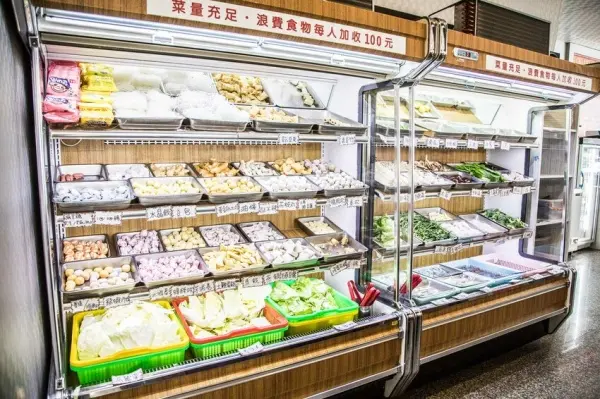 ▲桃園羊肉爐吃到飽推薦！羊老大自助吧近百種配料、食材隨你拿。