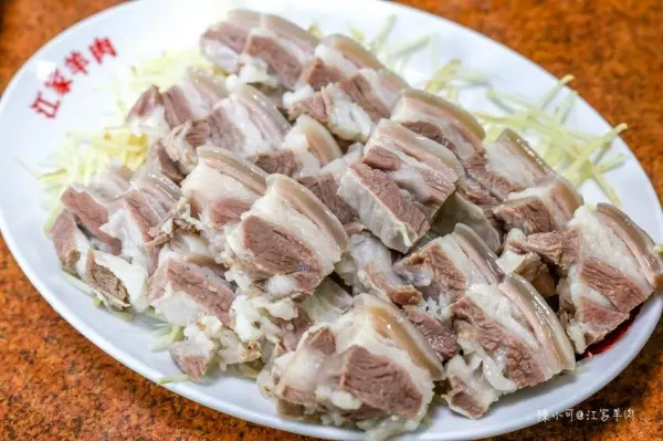 ▲桃園羊肉爐推薦！最難訂位江家羊肉必點白斬三層肉。