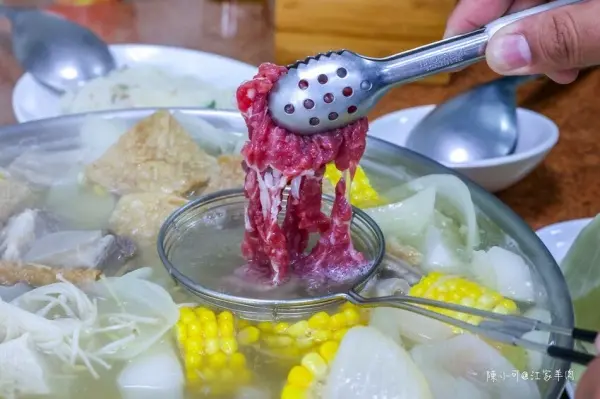 ▲桃園羊肉爐推薦必吃江家羊肉！清臀羊肉爐湯頭搭配溫體羊肉，在地人冬天必吃。