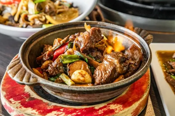 ▲桃園羊肉爐推薦！阿忠溫體羊肉店不只羊肉爐，也有三杯羊肉、草牛肚等熱炒料理。