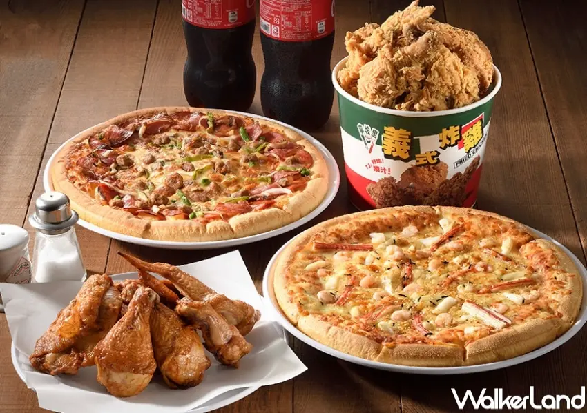 ▲拿坡里推出490元新品大披薩搭配四選一好禮，聚餐組合更划算。