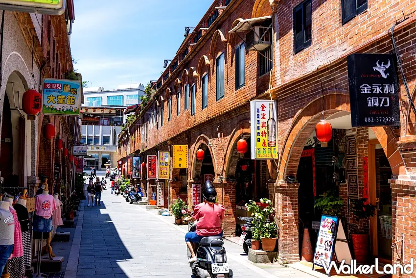 ▲漫步在金門充滿歷史韻味的街道,閩式建築與老店招牌交織出獨特的島嶼風情,是近年金門旅遊的一大亮點。 圖/Agoda提供;窩客島整理