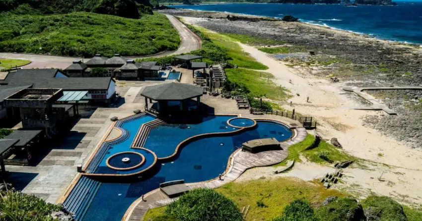 ▲綠島「朝日溫泉」以臨海的露天圓形浴池聞名，泡著溫暖泉水迎接日出，絕對是身心靈的極致享受！