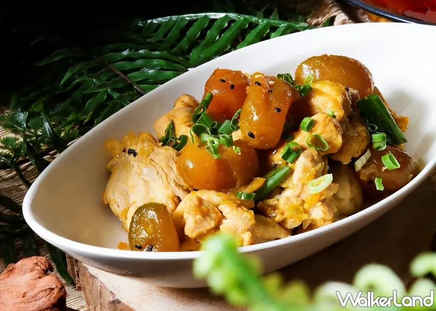 ▲「蘭陽金棗雞」選用宜蘭特產金棗入菜，利用水果天然的酸甜風味平衡雞肉油脂，口感清爽開胃，展現創意台菜風貌。圖／台北凱撒大飯店提供；窩客島整理