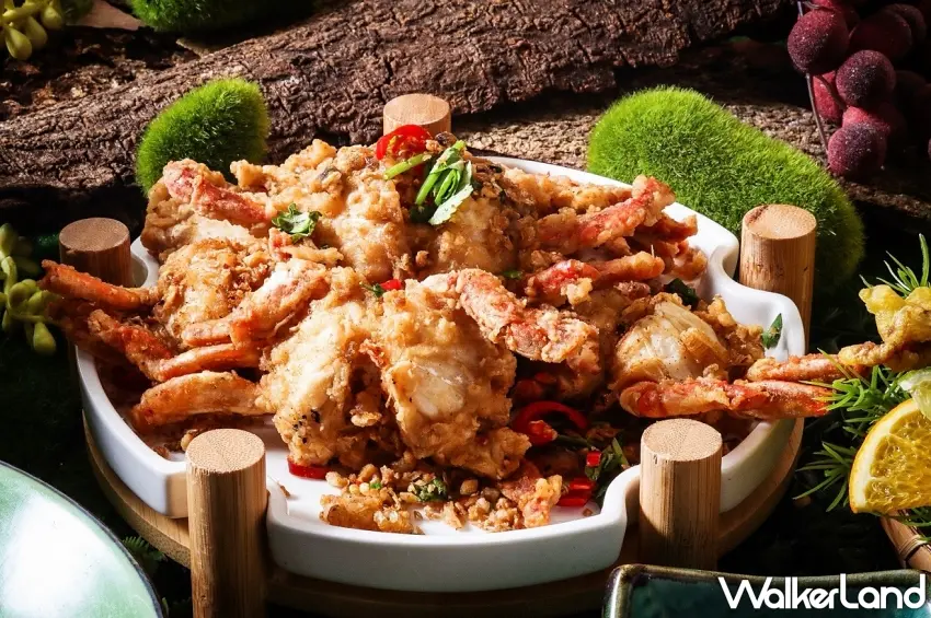 ▲「避風塘鮮蟹」結合了蒜酥的濃郁香氣與蟹肉的鮮甜，微辣酥香的口感讓人食慾大開，是喜愛重口味海鮮料理者的首選。圖／台北凱撒大飯店提供；窩客島整理