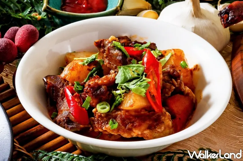 ▲「老奶奶宜蘭西滷肉」是宜蘭傳統辦桌名菜，以大白菜、豬肉絲與香菇慢火煨煮，湯頭溫潤且配料豐富，充滿濃濃古早味。 圖／台北凱撒大飯店提供；窩客島整理