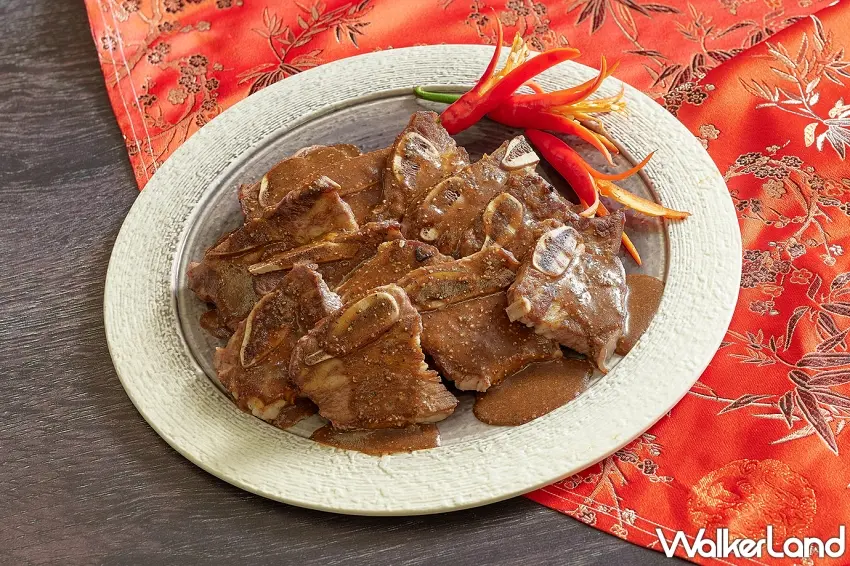 ▲鉑麗安自助餐鐵板燒台料理「美國牛小排佐黑胡椒醬」，肉香與胡椒辛香交織廣受歡迎。圖／JR東日本大飯店台北提供；窩客島整理