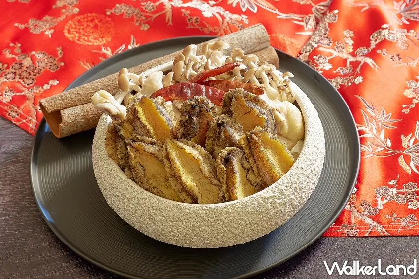 ▲鉑麗安自助餐的「鮑魚麻油雞湯」麻油香氣溫潤不燥，特別適合年節時分。圖／JR東日本大飯店台北提供；窩客島整理