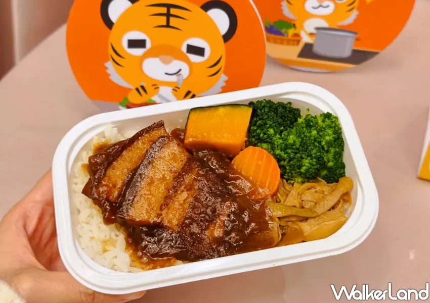▲▲虎航飛機餐推薦「阿勇家東坡肉」是和辦桌借南霸天阿勇家聯名。(攝影：鄭雅之)