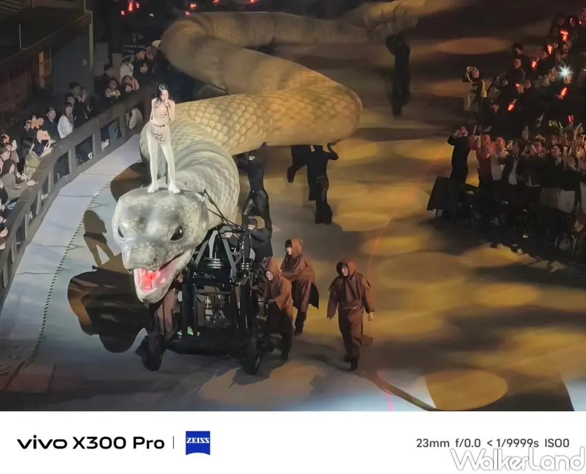 ▲窩客島編輯帶著最新vivo X300 pro朝聖蔡依林PLEASURE世界巡迴演唱會,坐在大巨蛋看台也能拍成超近搖滾區。(攝影:張人尹)