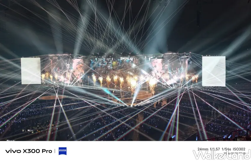 ▲坐在大巨蛋看台也能完整收進舞台燈光與雷射效果,演唱會氣氛一樣到位。(攝影:張人尹)