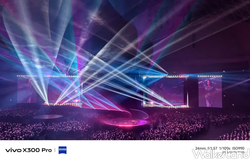 ▲蔡司長焦鏡頭搭配高畫素感光元件,遠距離拍攝舞台主視覺依然清楚。(攝影:張人尹)