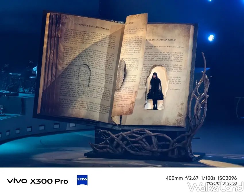 ▲搭配2.35x長焦增距鏡,焦段400mm從看台拍攝主舞台上蔡依林從書本中走出。(攝影:張人尹)