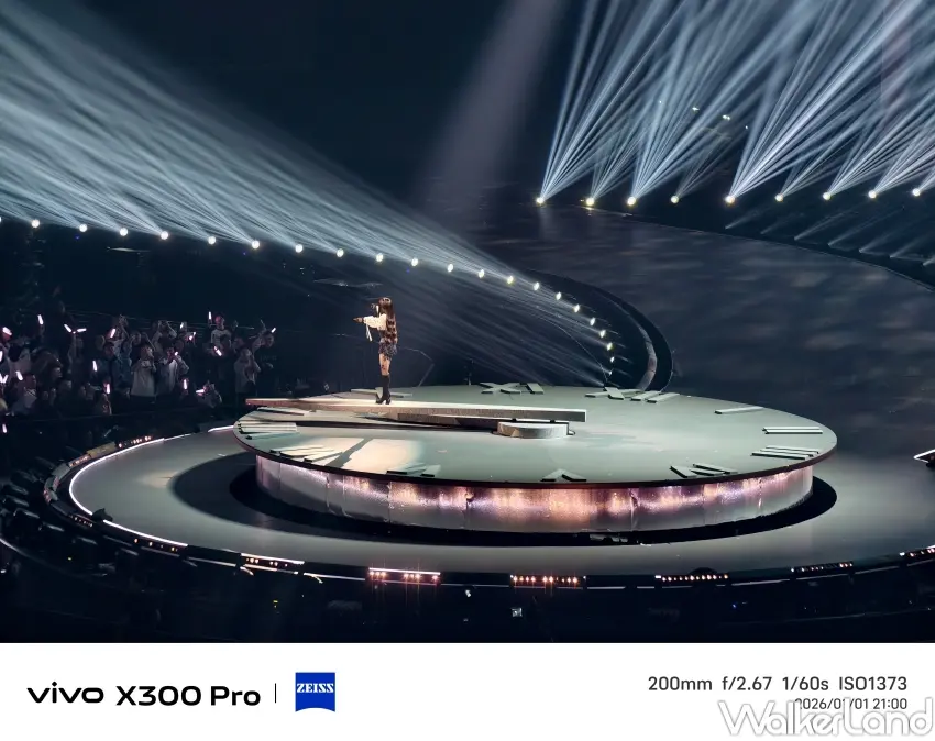 ▲搭配vivo 2.35x長焦增距鏡,從看台拍攝蔡依林走至延伸舞台唱慢歌,畫面與光線清晰。(攝影:張人尹)