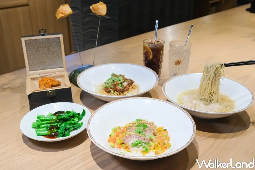 ▲小杜麵館主推四大天王系列，其中沖浪韭黃鮮蝦雲吞生麵於桌邊現場淋湯，完整呈現港式用餐氛圍。（攝影：張人尹）