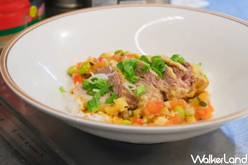 ▲從牛筋腩撈粗麵到炸喱牛腩飯，小杜麵館的四大天王系列，成為粉絲下班後最療癒的一碗熱食選擇。（攝影：張人尹）