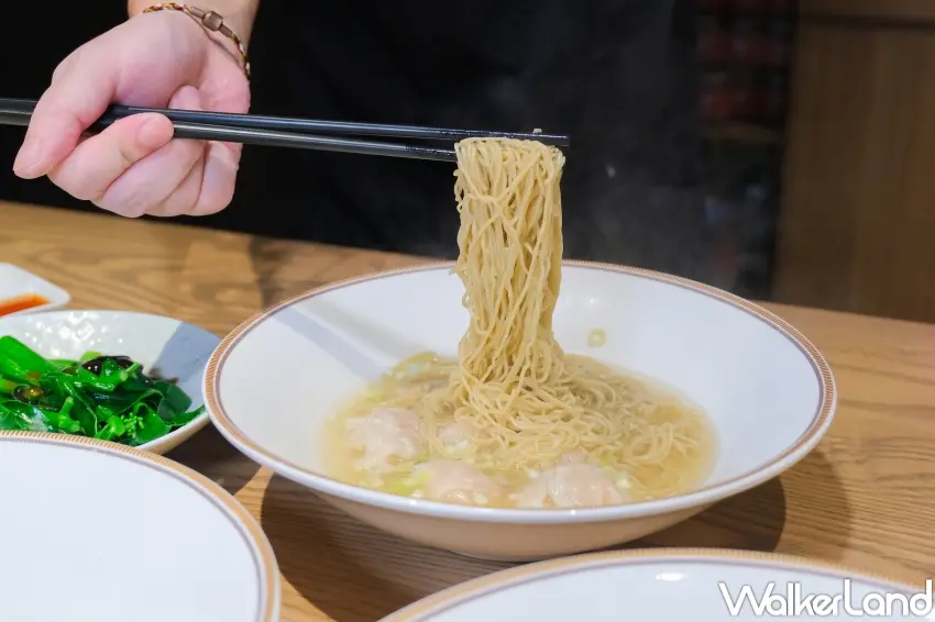 ▲小杜麵館進駐台北東區，以雲吞麵、牛腩麵與廣東湯水為主軸，重現香港街頭溫馨又熟悉的家鄉味道。（攝影：張人尹）
