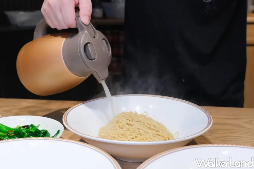 ▲小杜麵館主推四大天王系列，其中沖浪韭黃鮮蝦雲吞生麵於桌邊現場淋湯，完整呈現港式用餐氛圍。（攝影：張人尹）