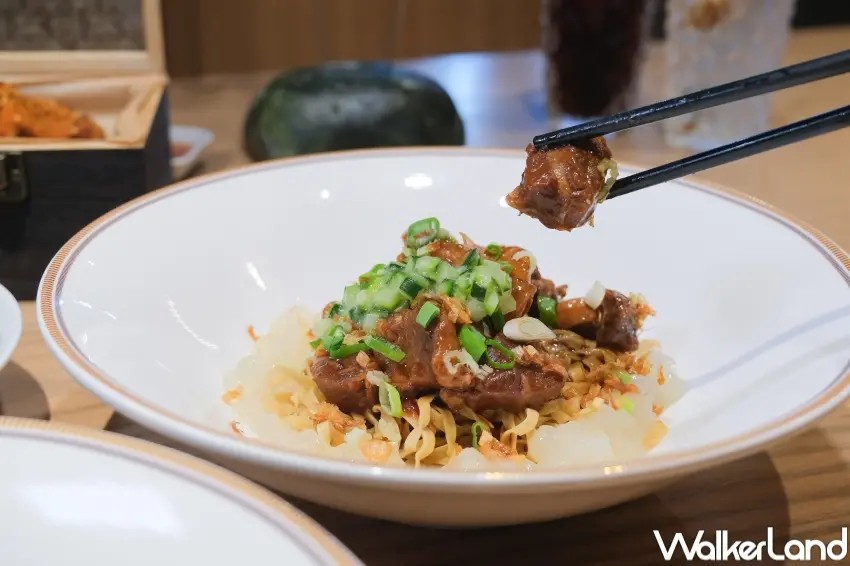 ▲從牛筋腩撈粗麵到炸喱牛腩飯，小杜麵館的四大天王系列，成為粉絲下班後最療癒的一碗熱食選擇。（攝影：張人尹）
