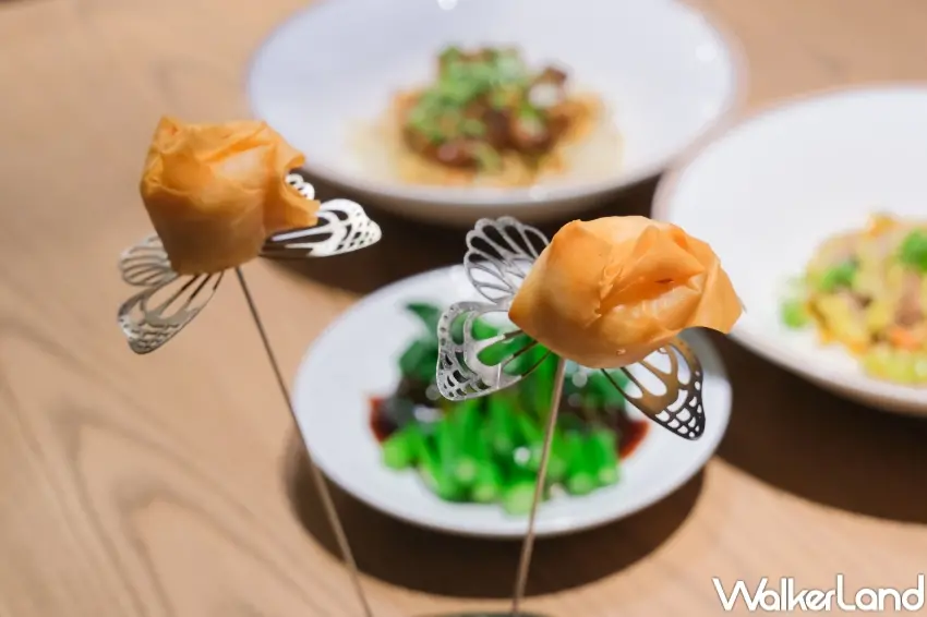 ▲小杜麵館的炸雲吞以蝴蝶架呈現，搭配豬油太陽蛋或厚豬排加點，讓一餐港味層次更加完整。（攝影：張人尹）