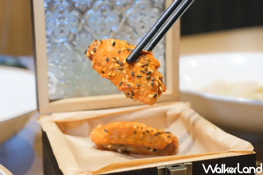 ▲小杜麵館情比金堅行土匪雞翼，開盒還有乾冰煙霧，滿滿儀式感。（攝影：張人尹）