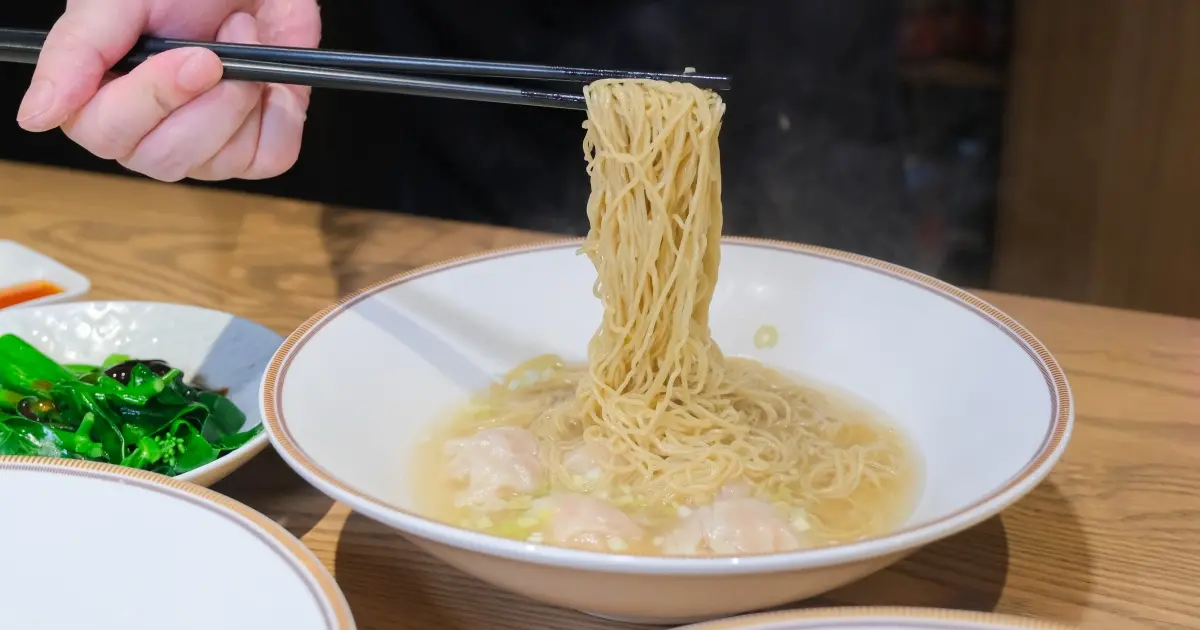 東區必吃港式雲吞麵！杜汶澤小杜麵館復刻香港街頭，雲吞麵 炸喱牛腩飯必吃。